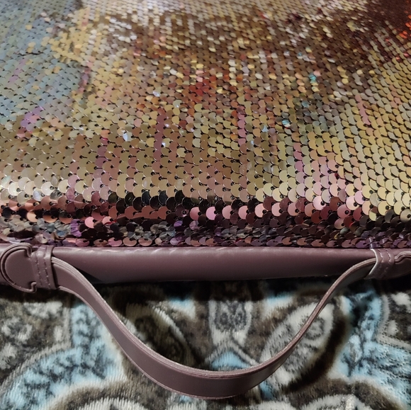 (1) LEFT!! Glamour on-the-go by ULTA beauty - Picture 4 of 4